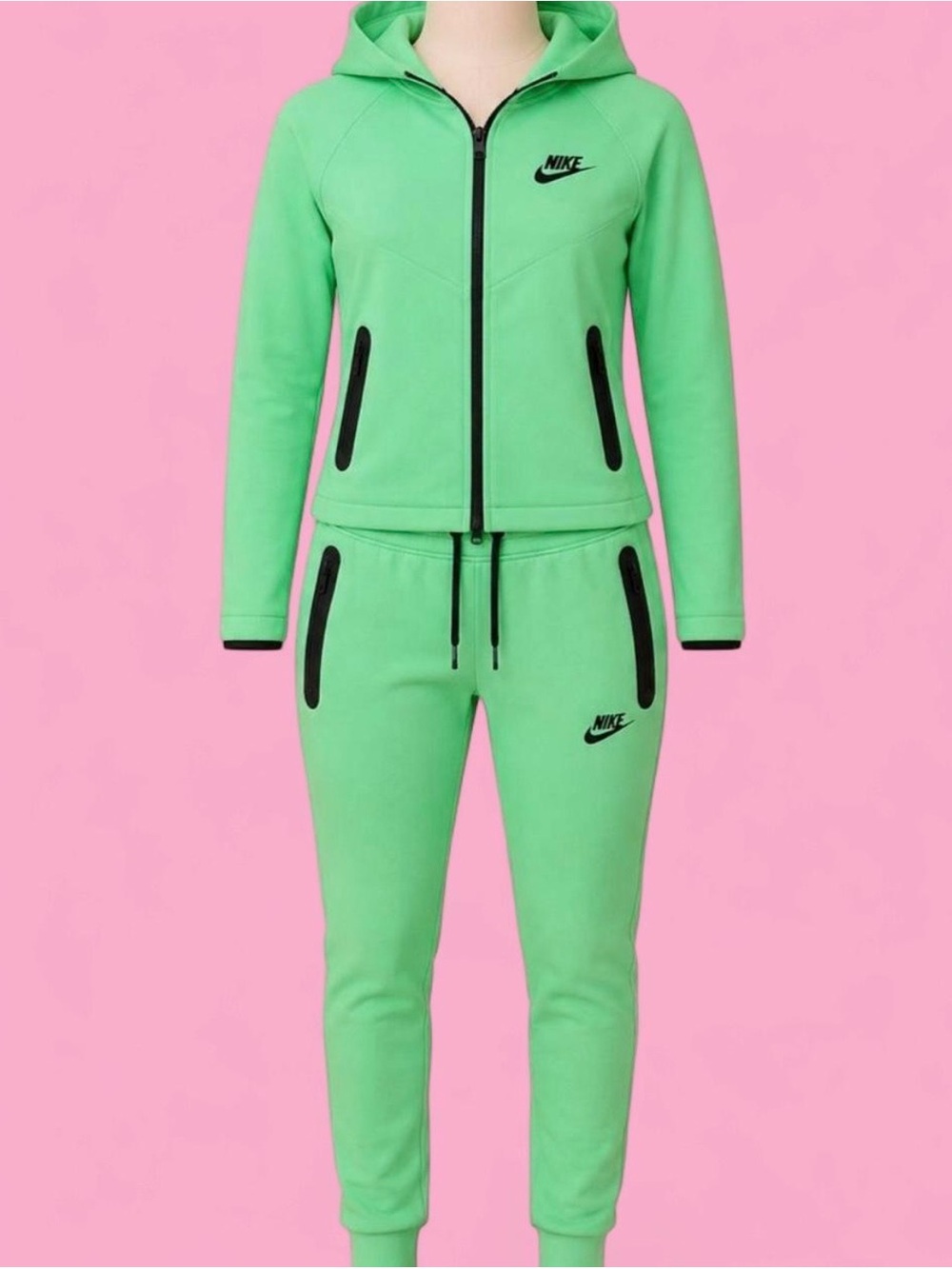 Nike Tech Fleece matching 2-piece set in a bright mint green color 💚 size small